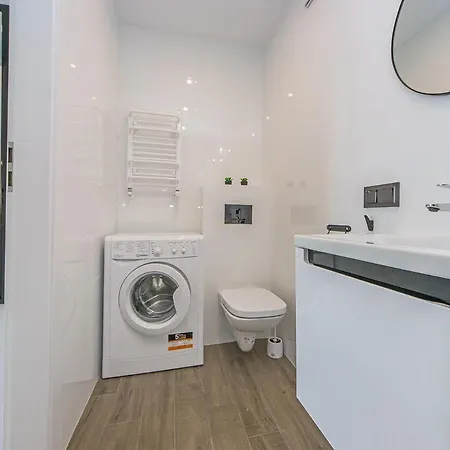 Glow Apartments, Dolny